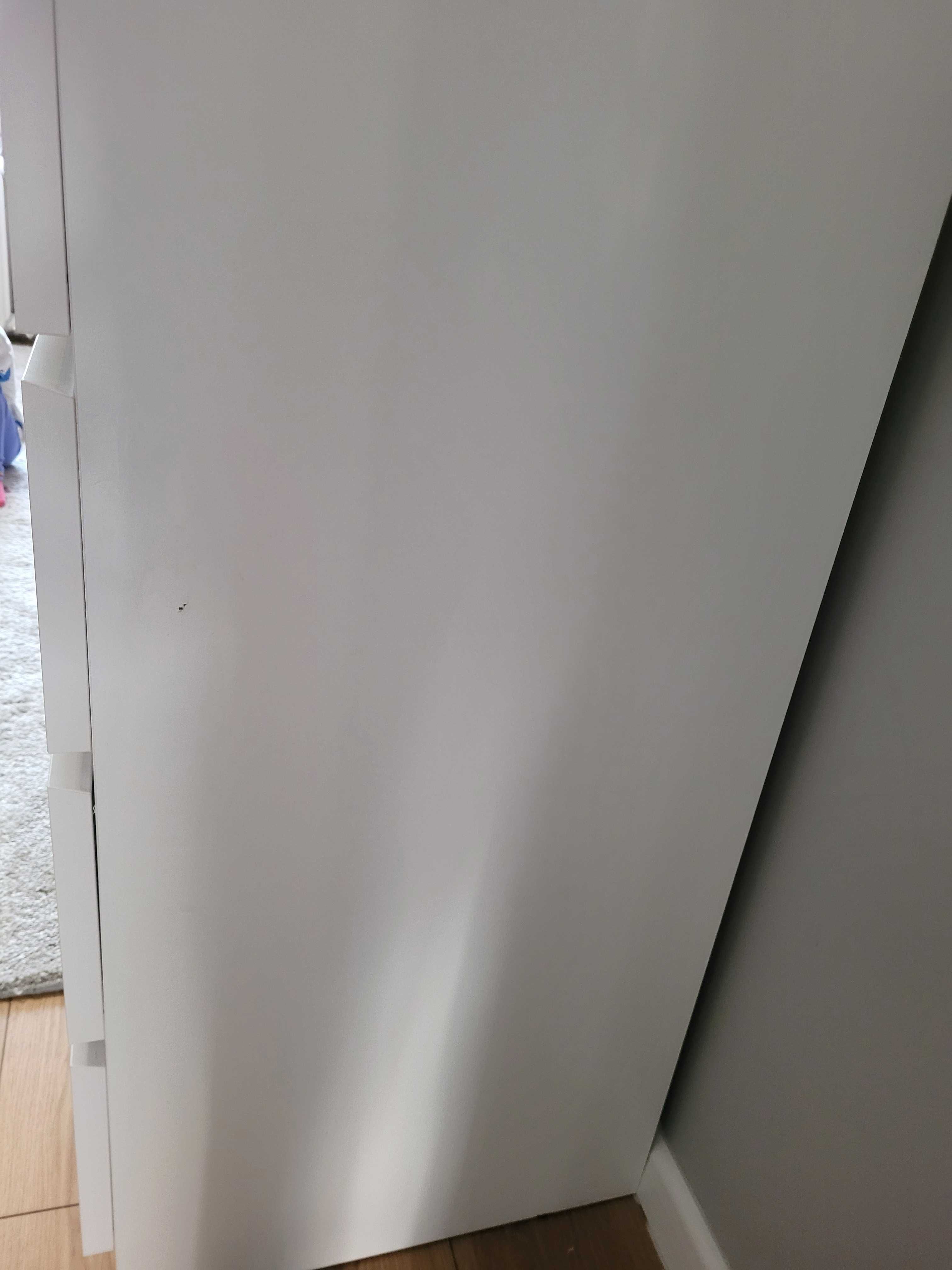 Biała komoda 4 szuflady