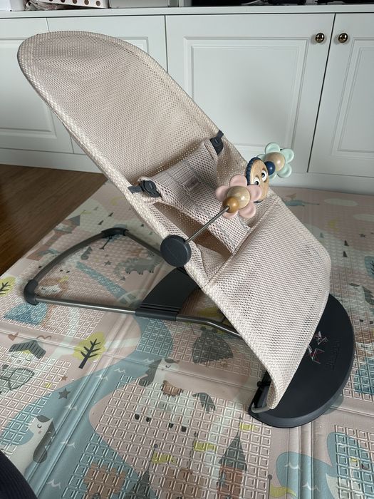 Bujaczek Babybjorn z zabawką