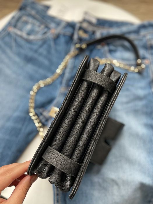 Чорна сумка на ланцюжку Кросбоді