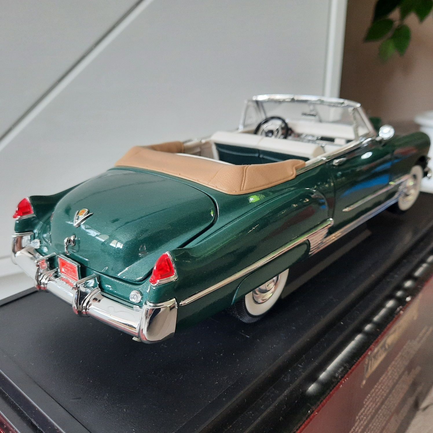 Samochód Kolekcjonerski Cadillac Coupe DeVille Road Signature 1:18