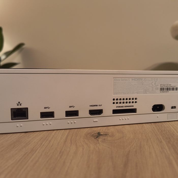 Konsola Xbox Series S + 2 pady