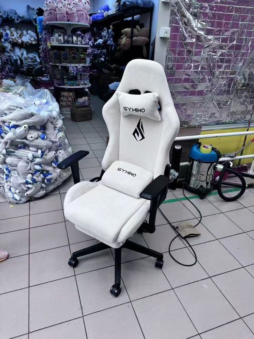 Biały fotel gamingowy z podnóżkiem