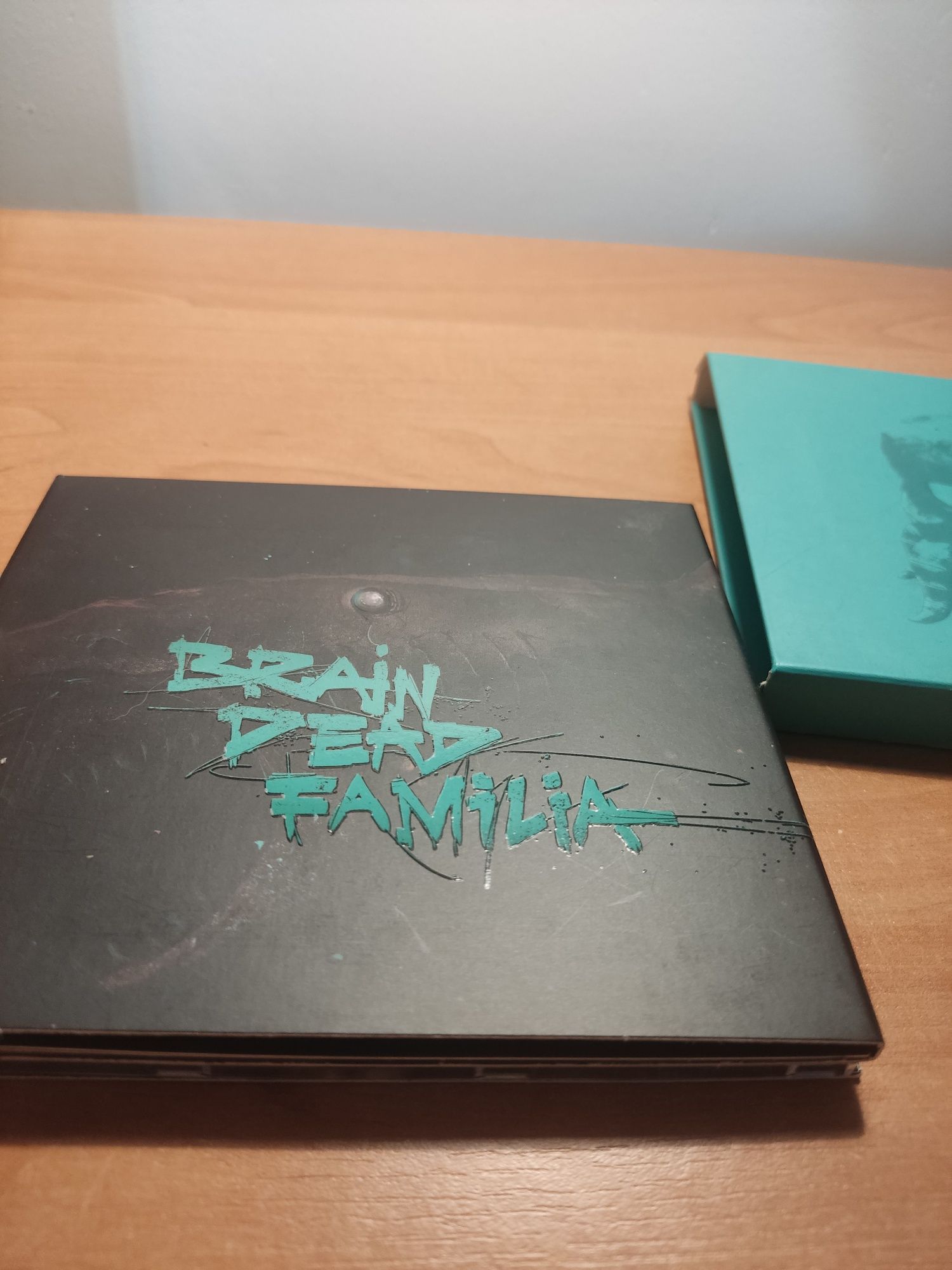 Brain Dead Familia - Słoń album, naklejki
