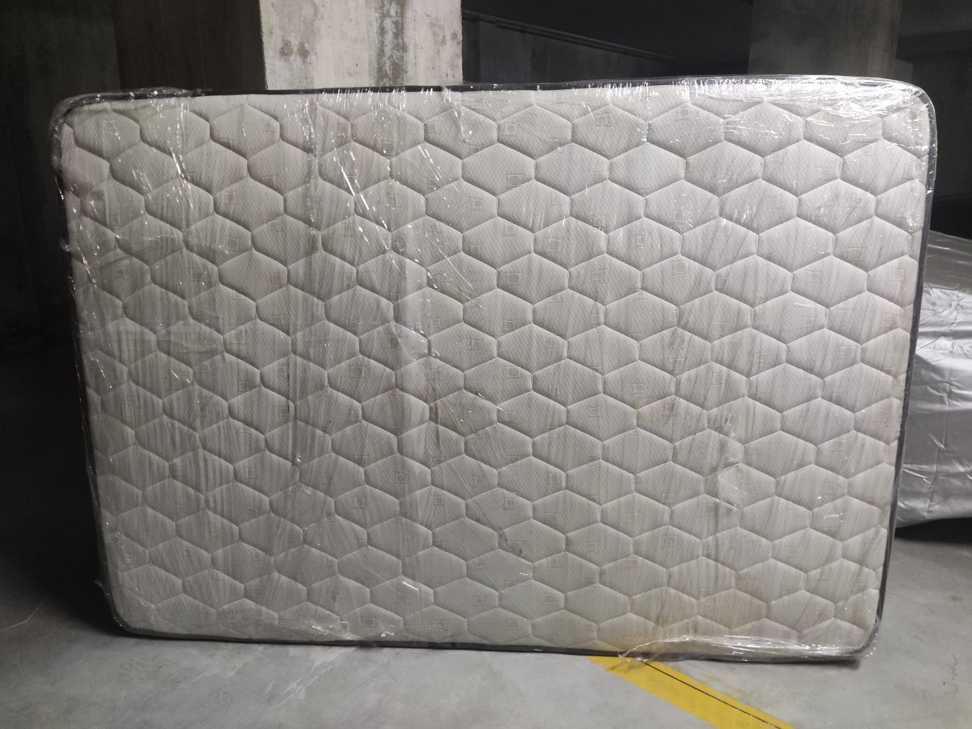 Colchão de molas com pouco uso