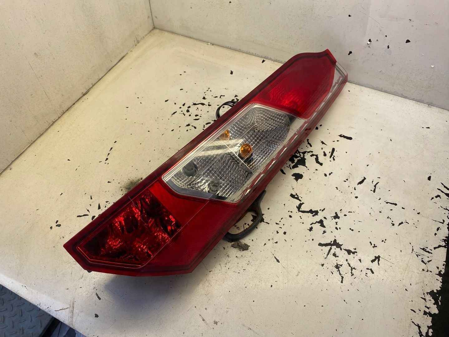 FORD TRANSIT CONNECT LAMPA PRAWY TYŁ DT11-13404-AB