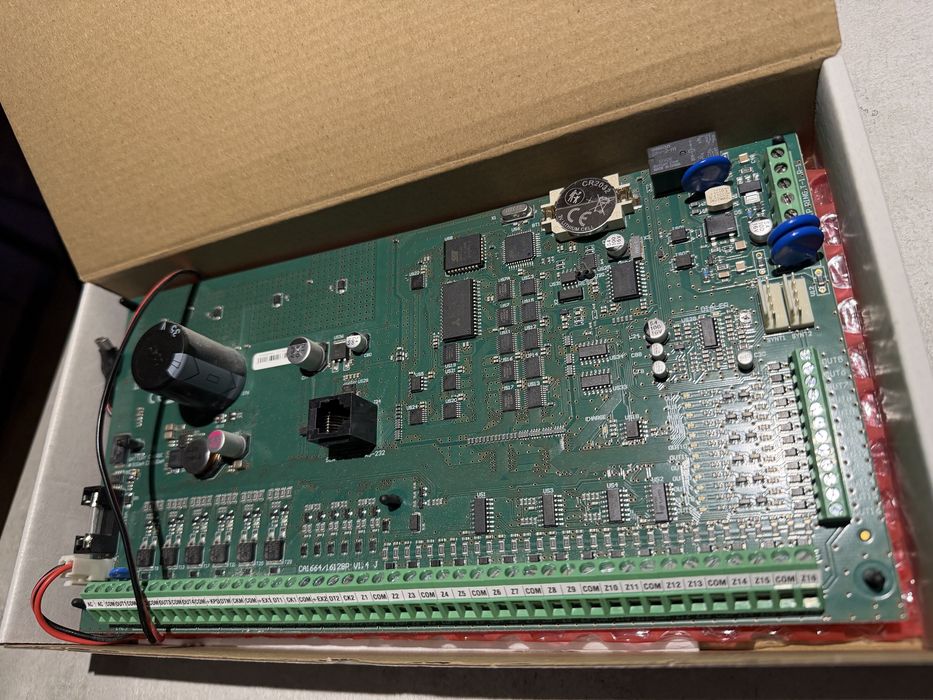 Centrala alarmowa Satel Integra 64