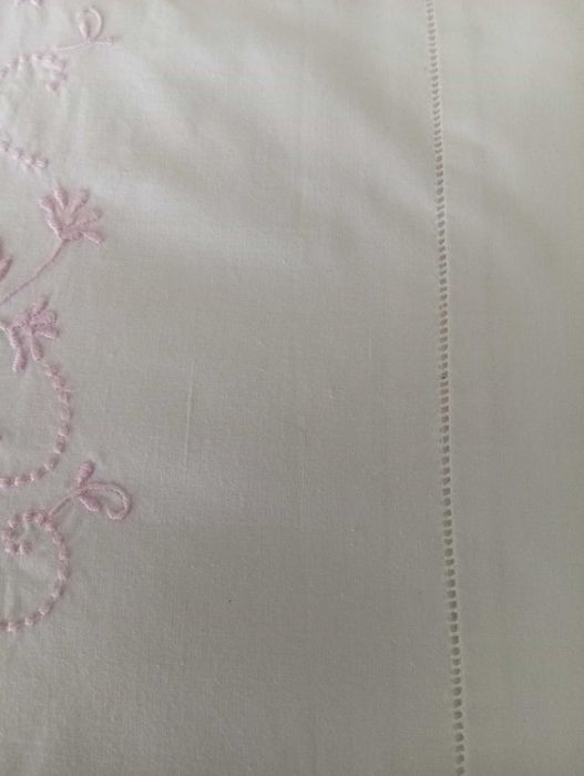 Lençol antigo com bordado com flores cor-de-rosa