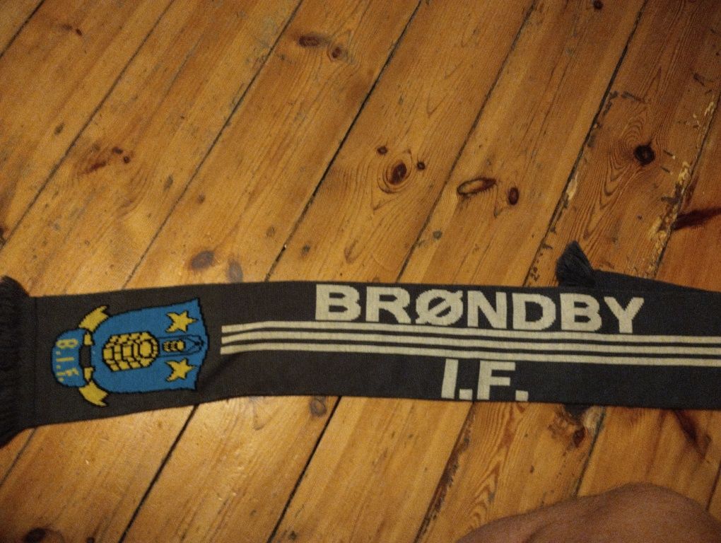 Szalik klubu piłkarskiego Brondby IF Adidas