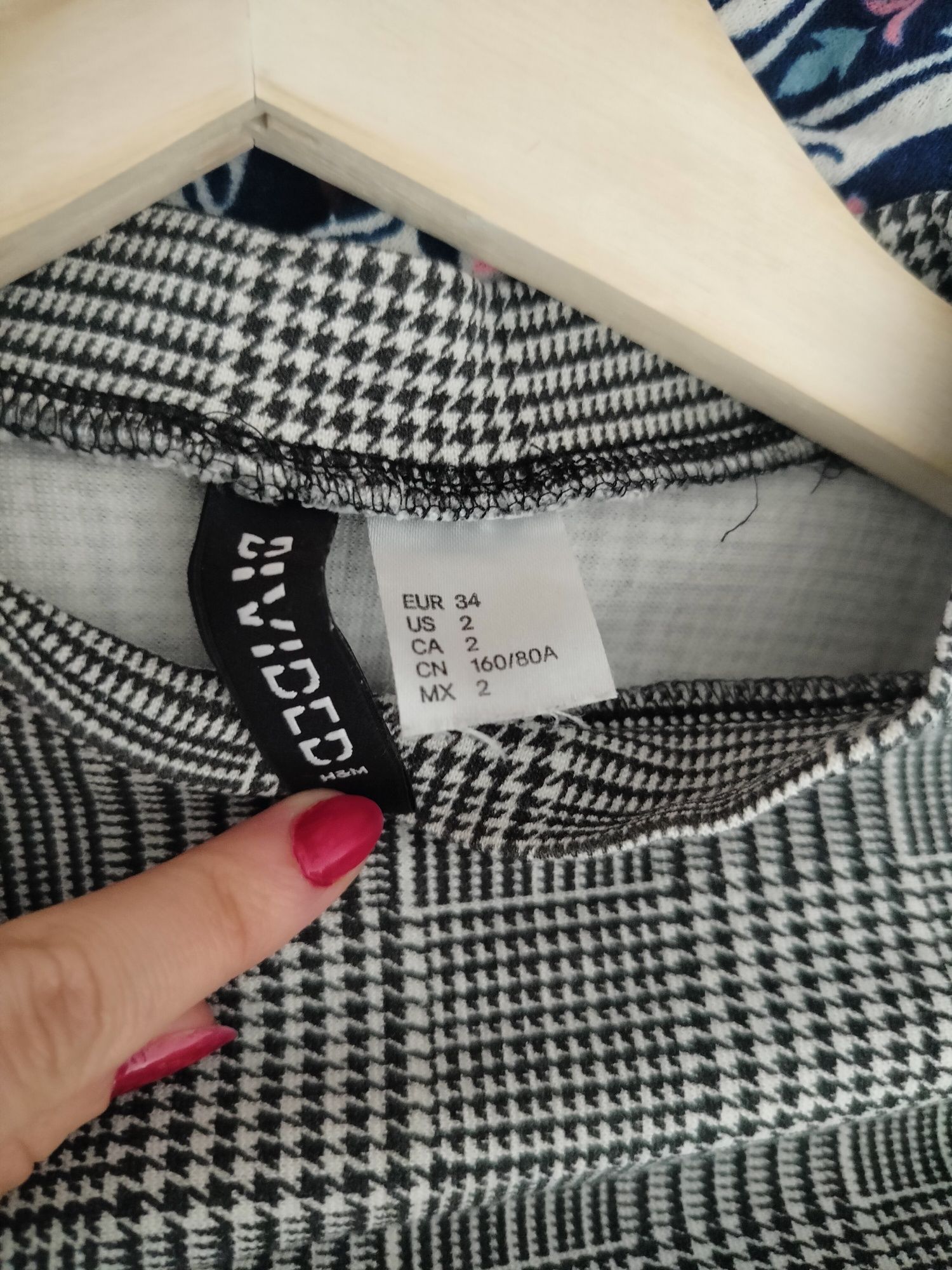 Obcisła sukienka w kratę ze ściągaczem po boku