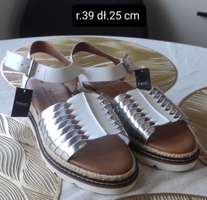 Sandały firmy Next rozmiar 39 skórzane 
Długość 25cm 
Szybka wysyłka
B