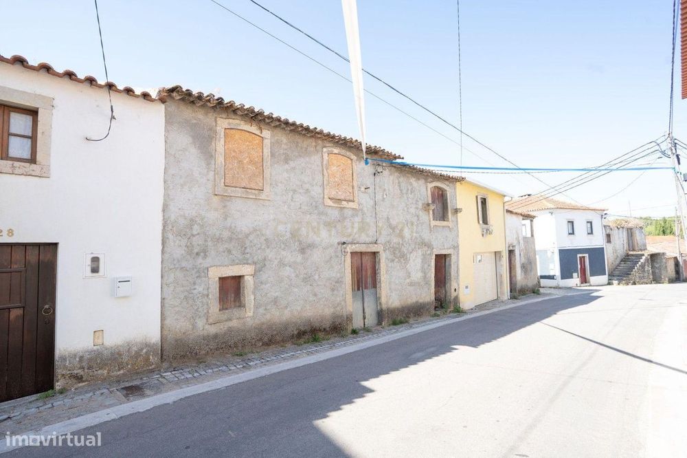 Duas Casas para restaurar, com bons acessos a Condeixa