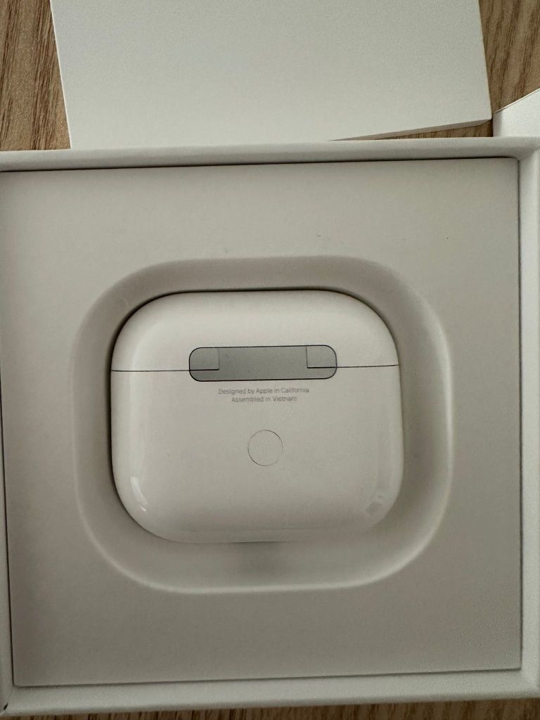 Apple Air Pods 3 geração com caixa de carregamento lightning