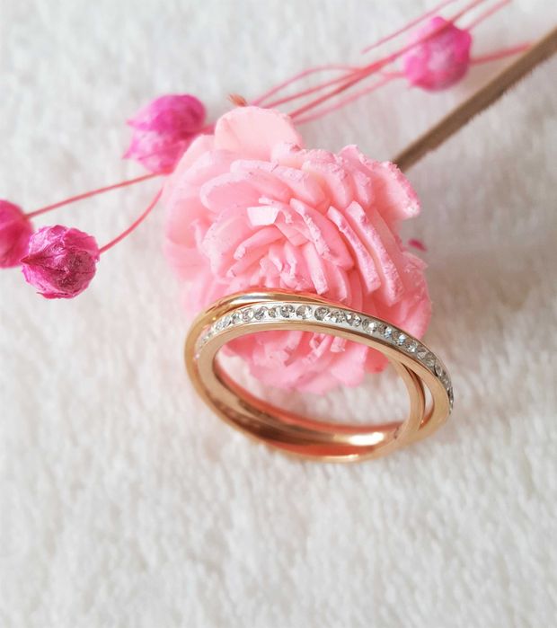 Nowy pierścionek obrączka złoty kolor białe cyrkonia celebrytka