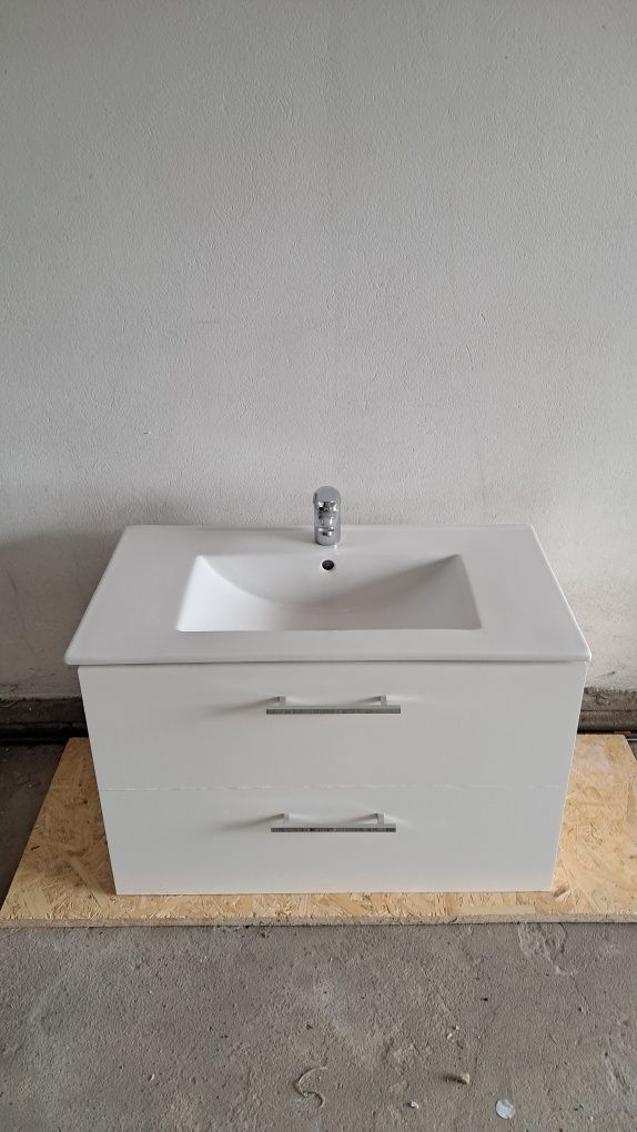Szafka wisząca łazienkowa  z umywalką i baterią Grohe. Stan bdb.