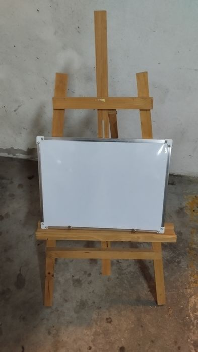 Cavalete de pintura e quadro