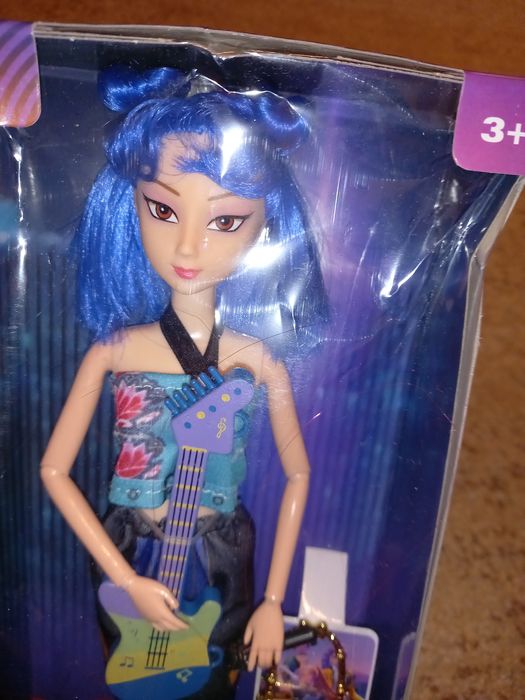 Zoey lalka z gitarą akcesoriami demon hunters w pudełku