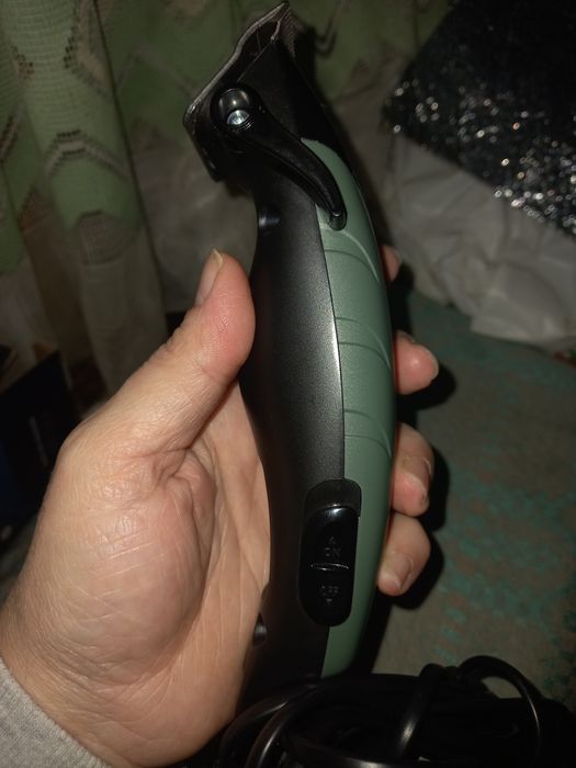 Машинка для стрижки волос от сети с самозатачивающимися ножами.