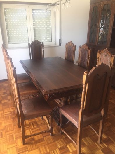 armário / móvel / mesa / cadeiras / antigo (sala jantar antiga)