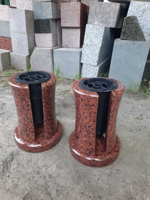 Гранітні вироби:пам'ятники,  вази, шари,балясини , колони.