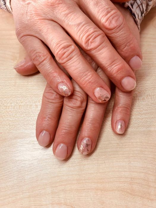 Манікюр, нарощення нігтів