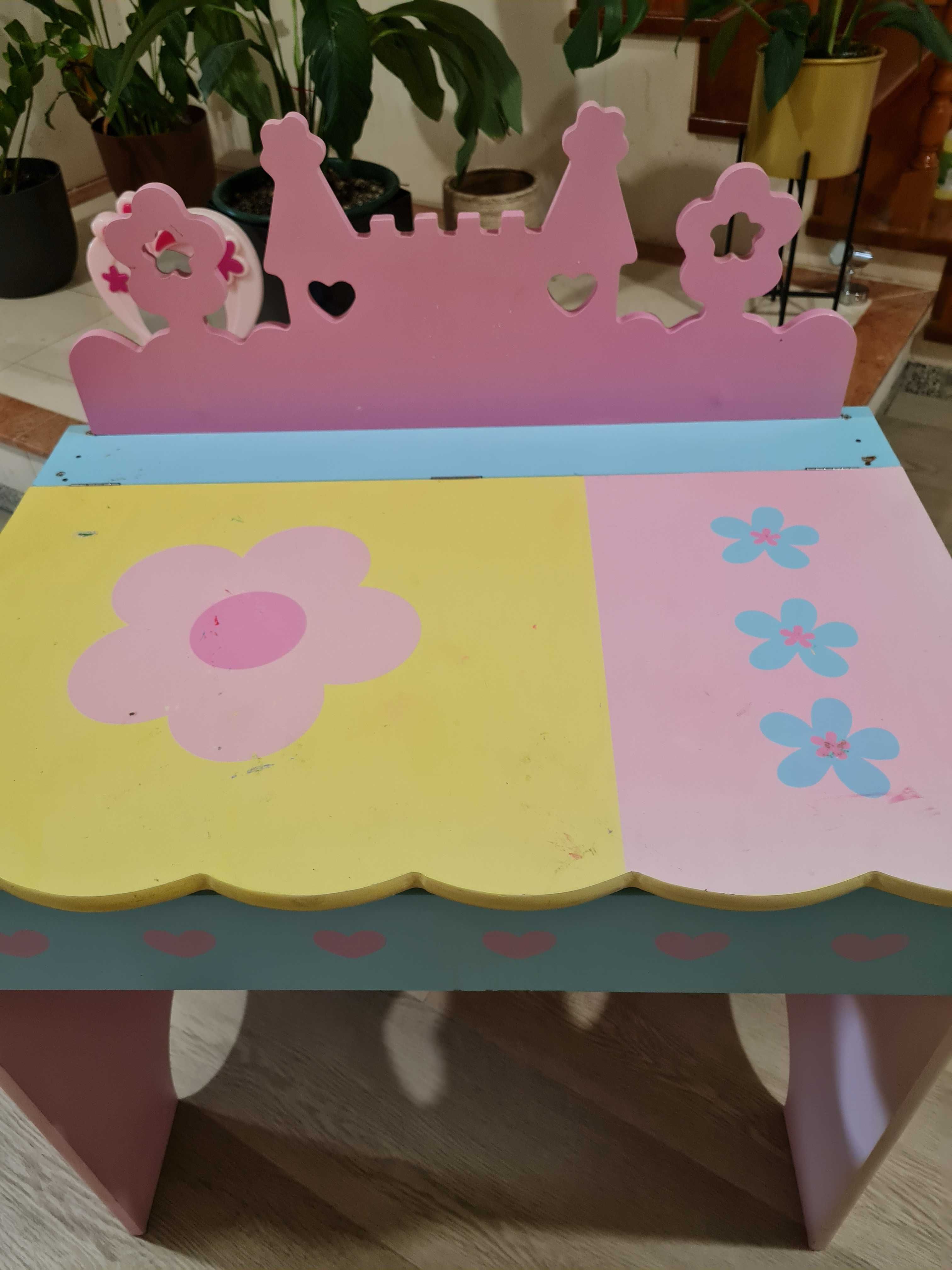 Secretaria cor de rosa