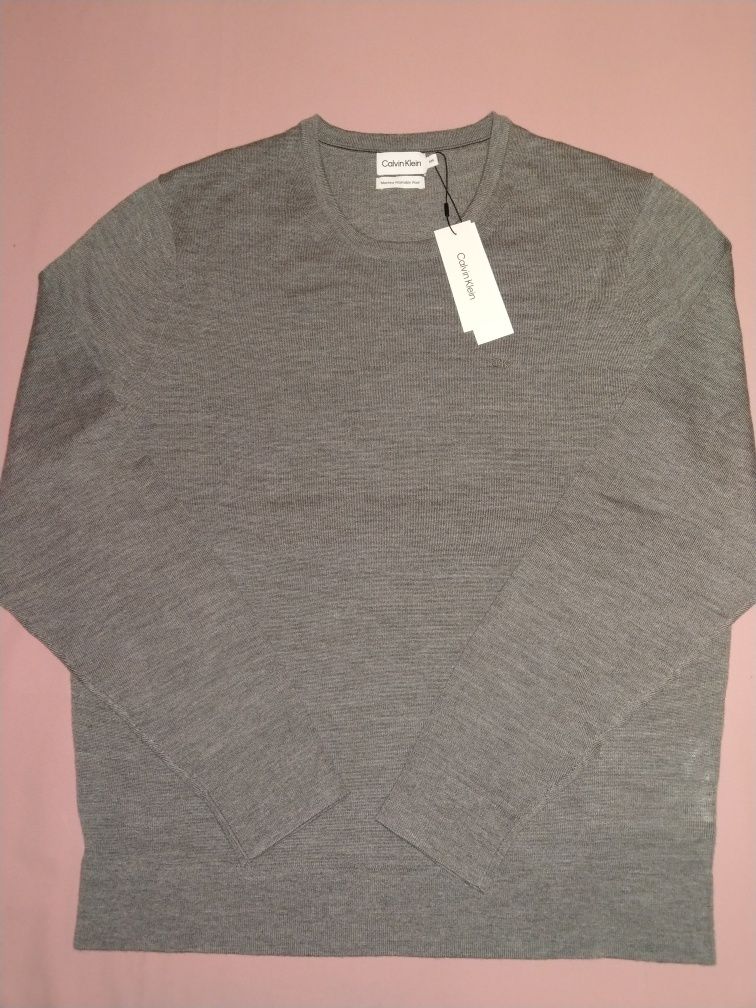 Wyprzedaż lekki swetr męski Calvin Klein.