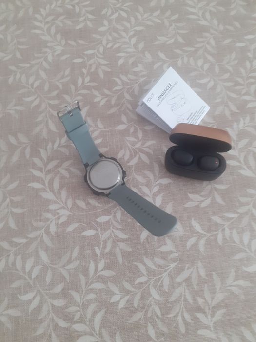 Relógio alemão e auricolares