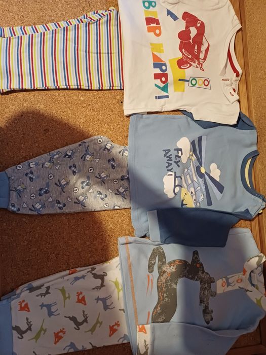 Roupa de bebé. 
Conjunto