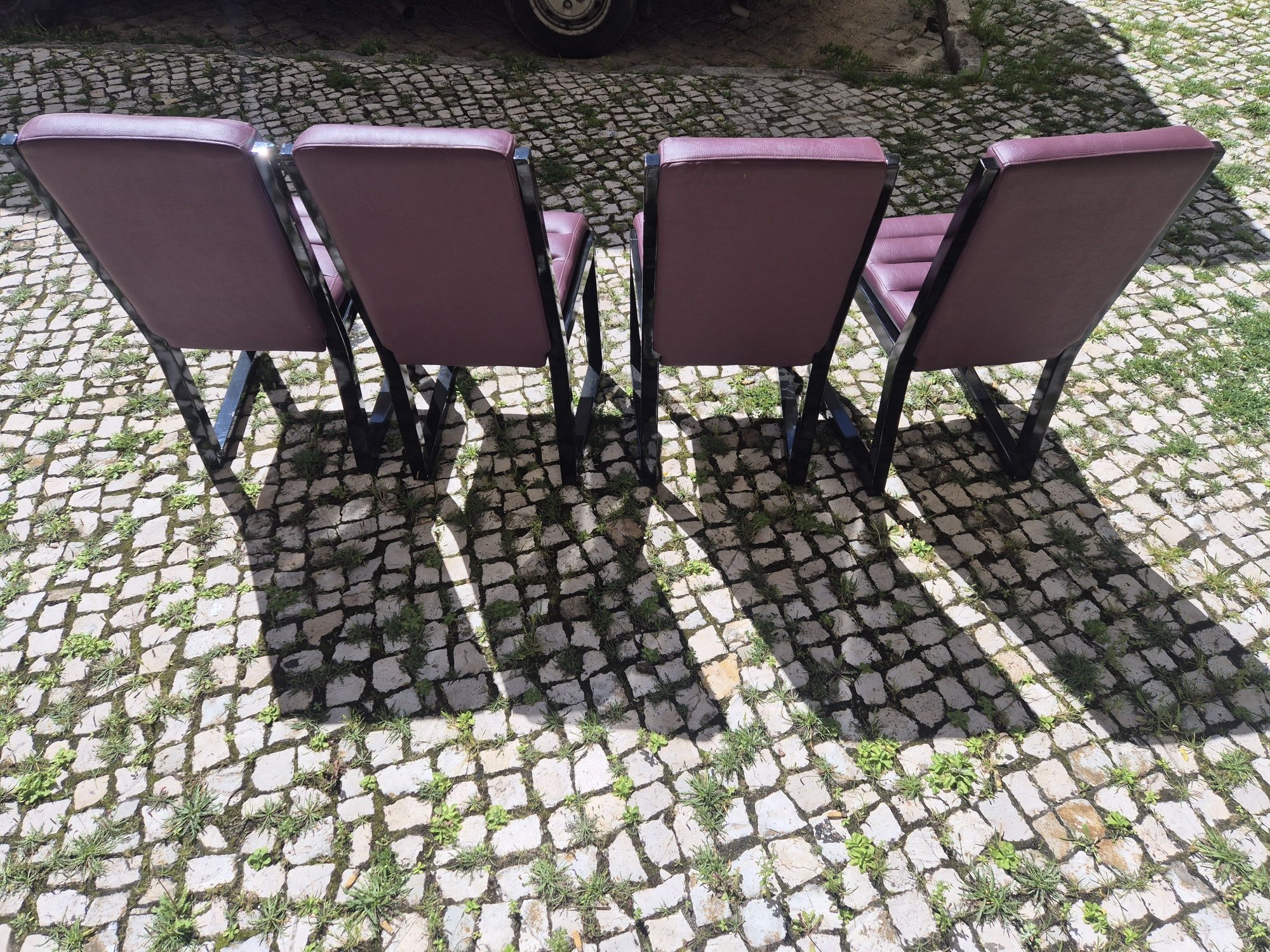 Conjunto 4 cadeiras lacadas de pele e puff