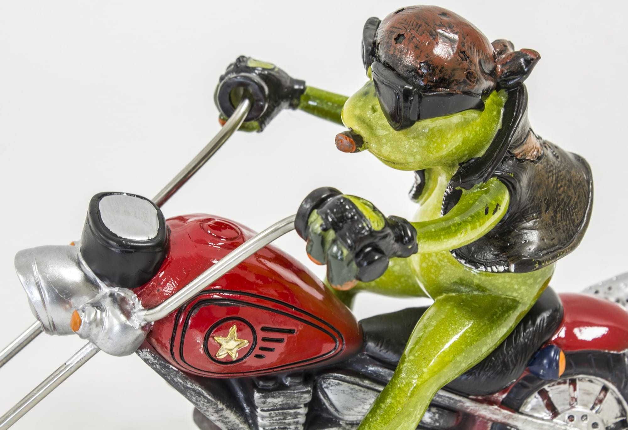 Figurka żaba na motorze 21 cm dekoracja