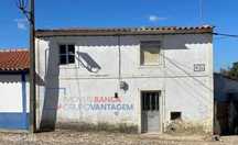 Moradia de tipologia T3, inserida em lote de 60m² situada em Cabeço...