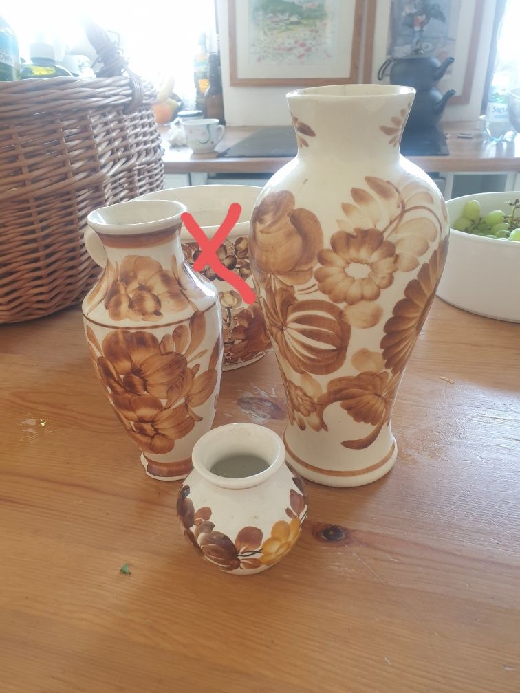 Porcelana PRL, porcelana ręcznie malowana. Zestaw trzech wazoników