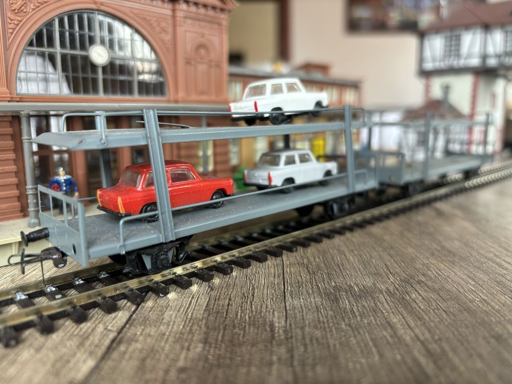 Piko wagon platforma z Trabantami