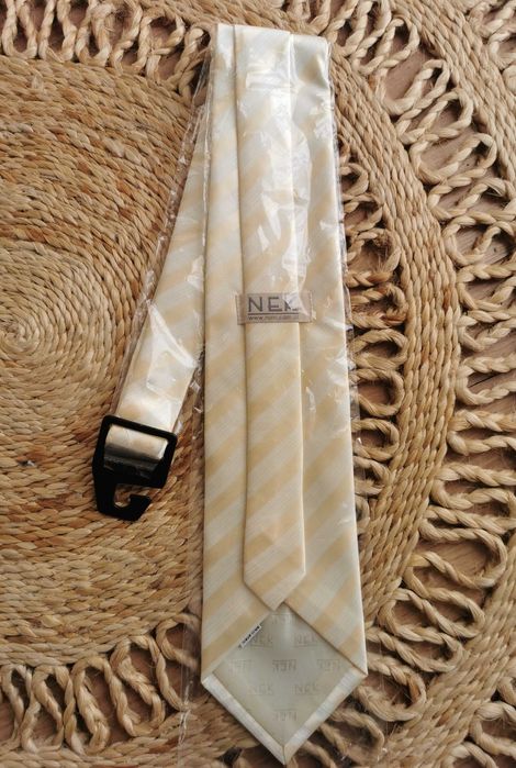 Kremowo-żółty krawat w paski