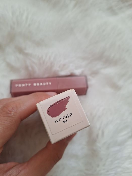 Pomadka Fenty Beauty gloss stick Fussy