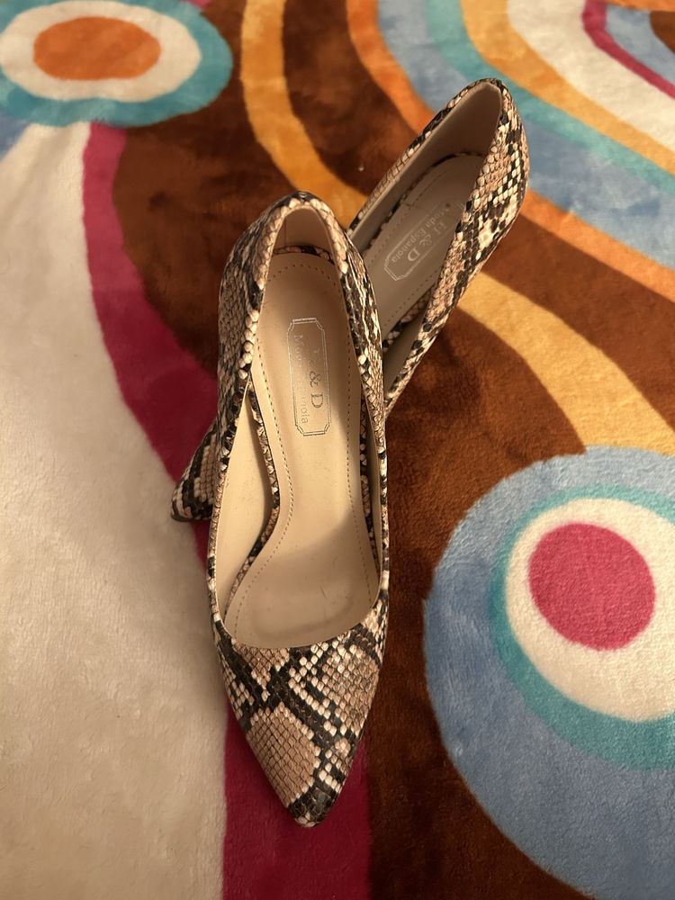 Sapatos padrão cobra castanhos