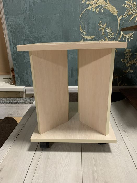 Подставка на колёсиках