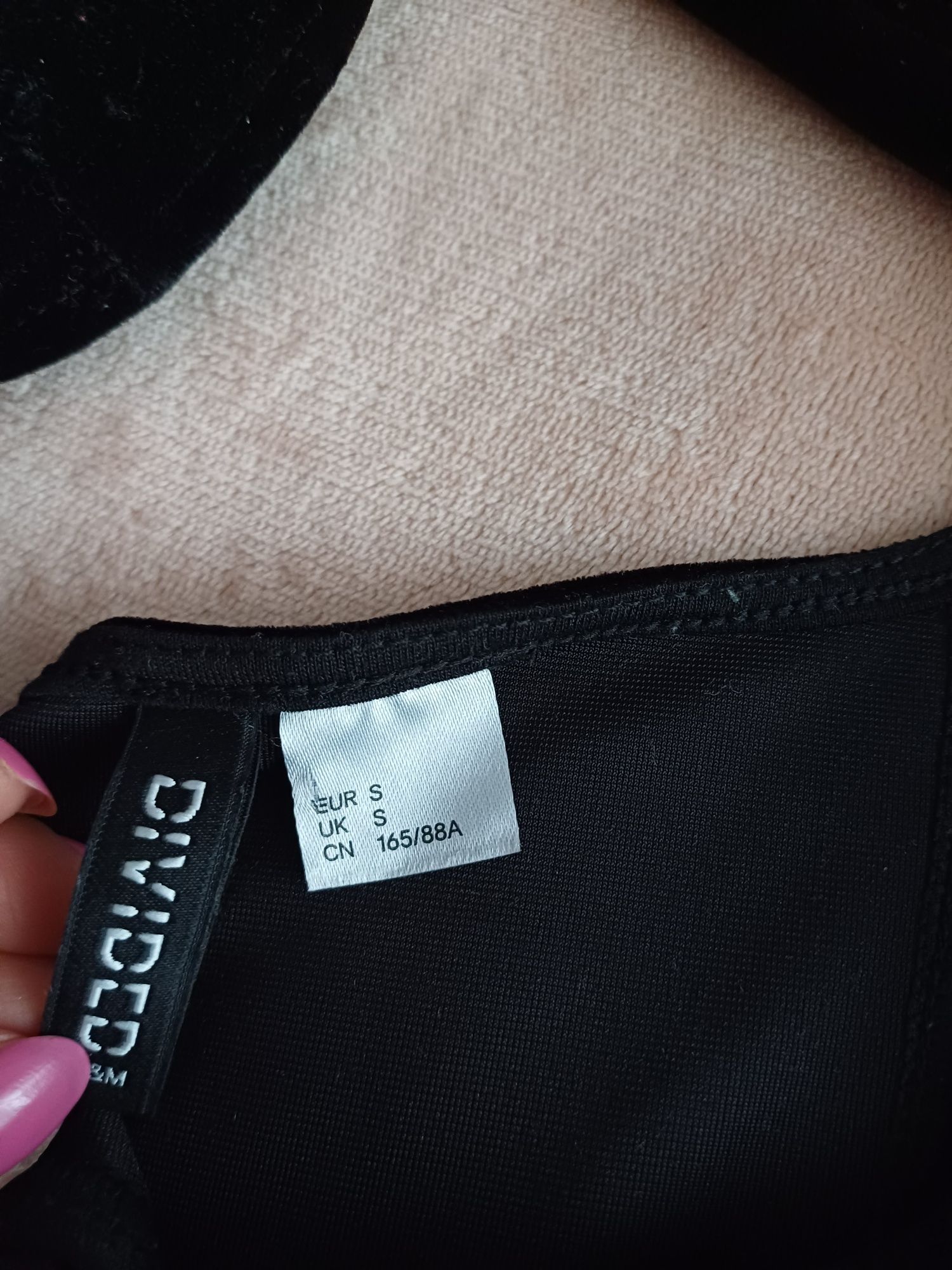 Top welurowy h&m z dużym dekoltem