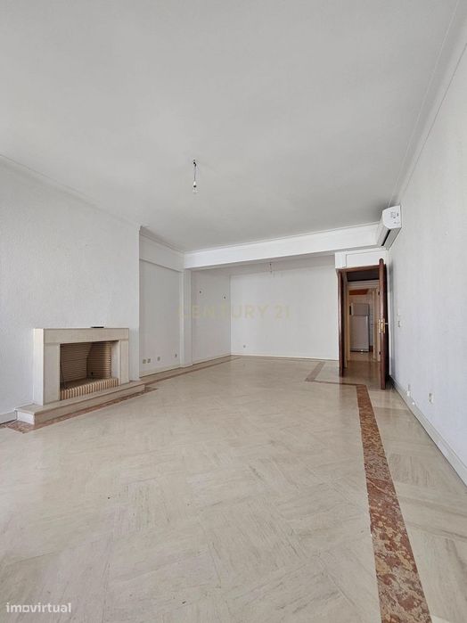 Apartamento T3 com terraço e garagem Condomínio Santa Catarina, Centro