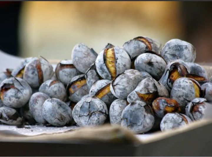 Venda de castanhas assadas.