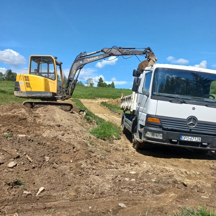 Pracę ziemne minikoparką oraz wywrotką