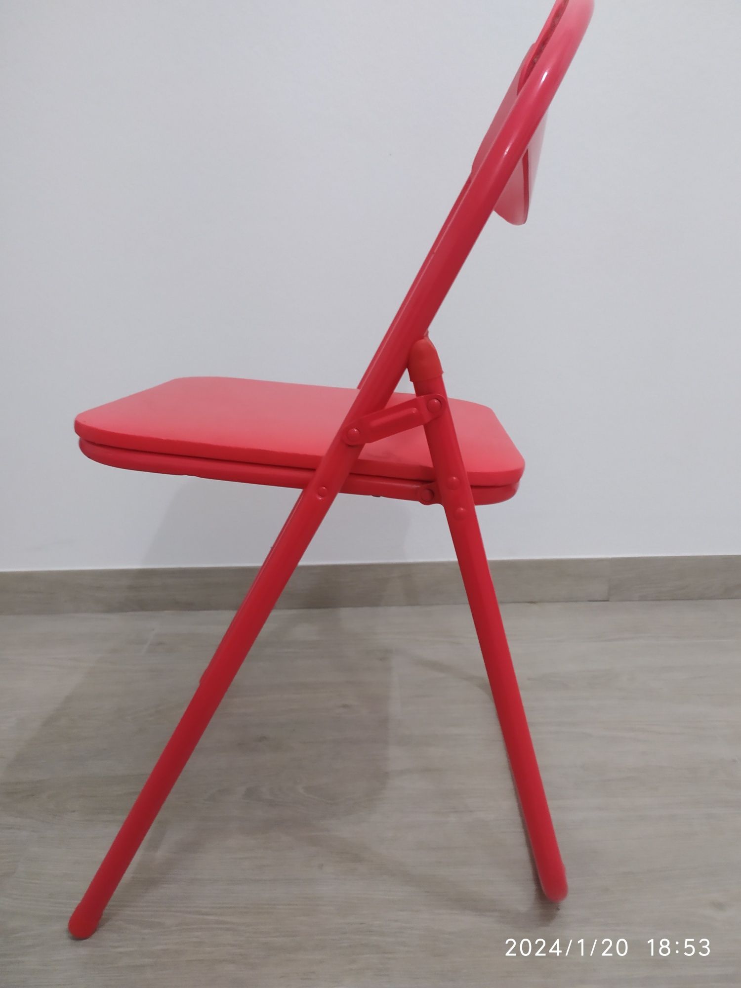 Cadeira vermelha desdobrável
