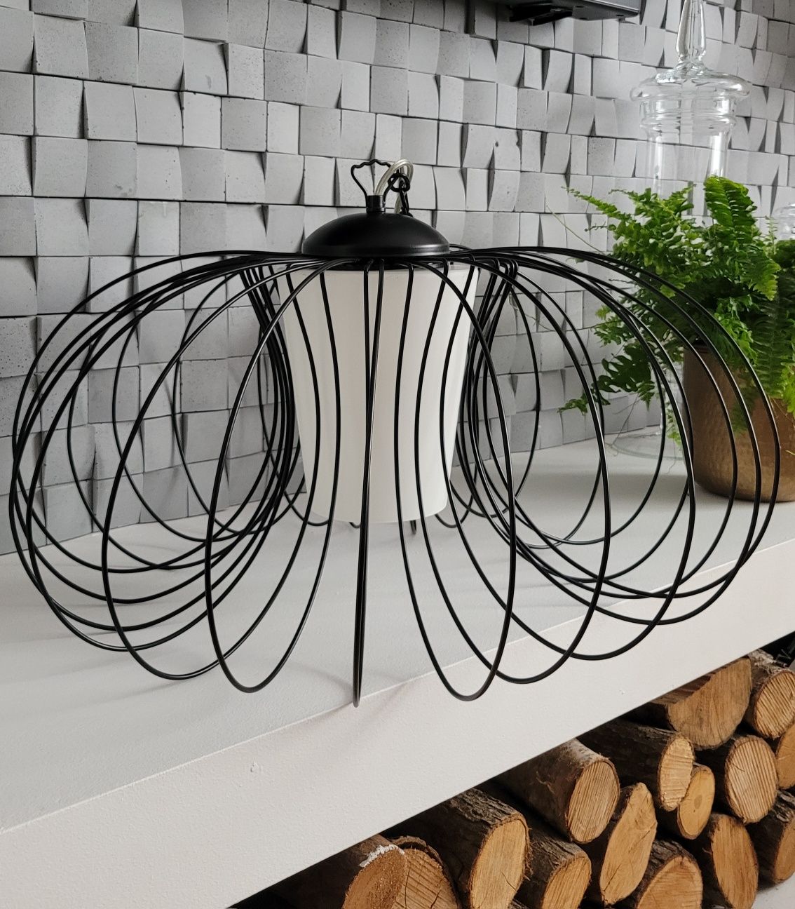 Lampa sufitowa ażurowa metalowa czarna.