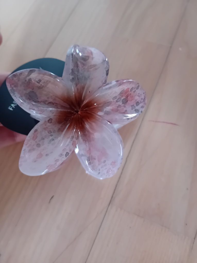 Nowa sliczna spinka do włosów