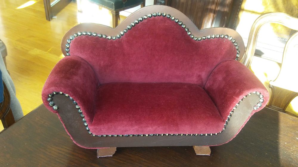 Sofa Biedermeier dla lalek.