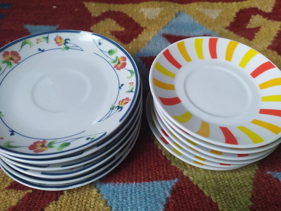 Посуд блюдця , різні .