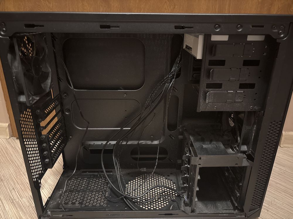 Obudowa komputerowa Corsair + dwa wiatraki Corsair + czytnik płyt Asus