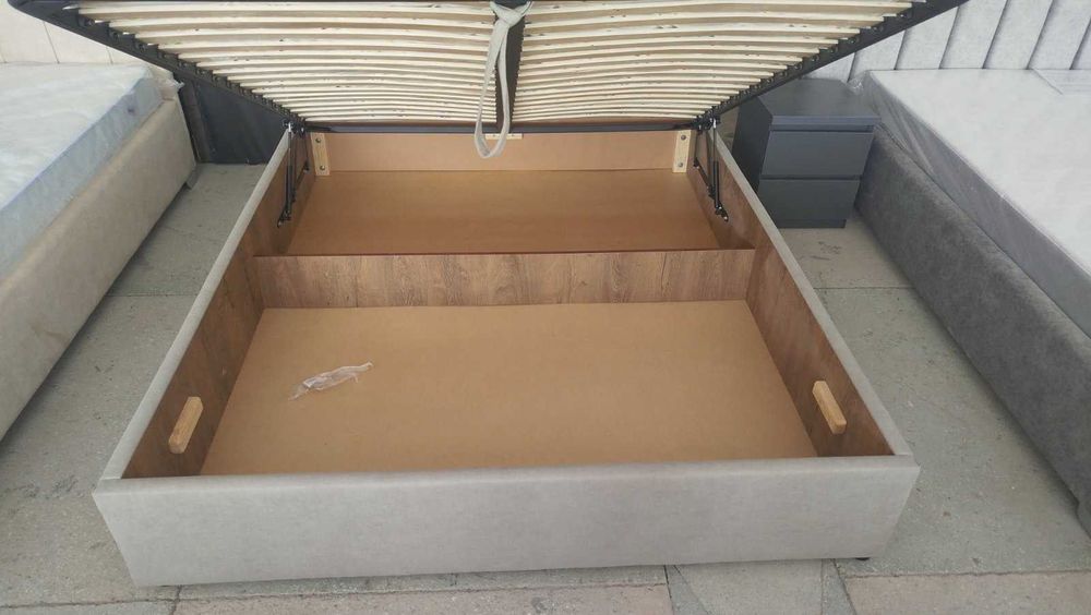 Ліжко м'яке з підйомним механізмом.