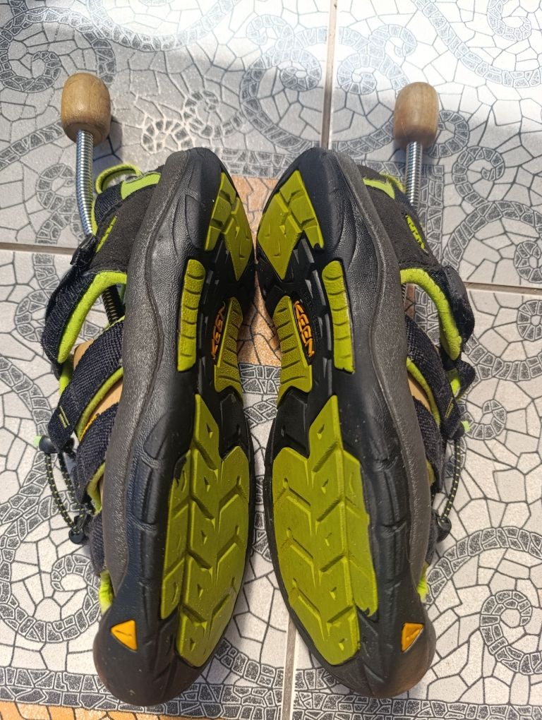 Keen 38.5р. чоловічі трекінгові босоніжки.