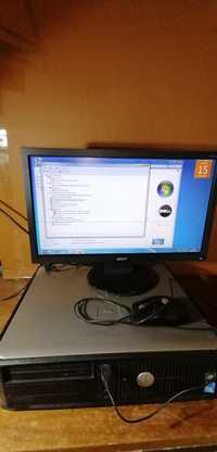 komputer stacjonarny Dell z monitorem i myszka